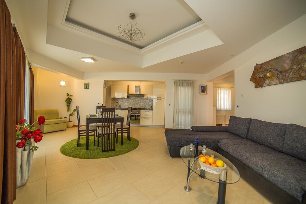 Apartments Milan Макарська Екстер'єр фото